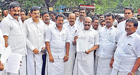 அதிமுக அலுவலகத்துக்கு பாதுகாப்பு வழங்க கோரி, சென்னை டிஜிபி அலுவலகத்தில் முன்னாள் அமைச்சர் ஜெயக்குமார் நேற்று மனு கொடுத்தார். நா.பாலகங்கா, வெங்கடேஷ்பாபு, விருகை வி.என்.ரவி உள்ளிட்ட நிர்வாகிகள் உடன் இருந்தனர். படம்: ம.பிரபு
