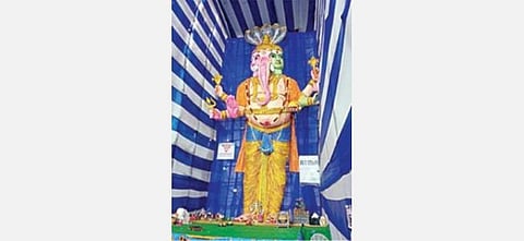லேசாக சாய்ந்துள்ள 89 அடி விநாயகர் சிலை - ஆந்திர மாநிலத்தில் பக்தர்கள் அதிர்ச்சி