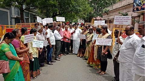 புதுச்சேரி: பாரதி சிலையிடம் மனு அளிக்கச் சென்ற பாரதிதாசன் பேரன் கைதாகி விடுதலை