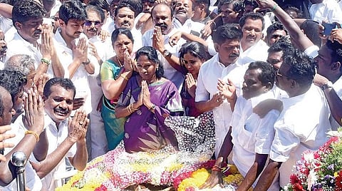 பரமக்குடியில் இமானுவேல் சேகரன் நினைவிடத்தில் அஞ்சலி செலுத்திய திமுக மாநில இளைஞரணி செயலாளர் உதயநிதி ஸ்டாலின் எம்எல்ஏ, அமைச்சர்கள் சாத்தூர் ராமச்சந்திரன், ராஜ கண்ணப்பன், கே.ஆர்.பெரியகருப்பன் உள்ளிட்டோர். | படங்கள்: எல்.பாலச்சந்தர் |