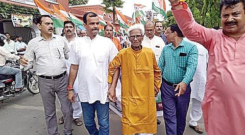 சங்க உறுப்பினர்களுடன் கண்ணையா லால் குப்தா.