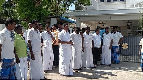 இலுப்பூரில் சோதனைக்கு உட்படுத்தப்பட்டுள்ள முன்னாள் அமைச்சர் சி.விஜயபாஸ்கரின் வீடு.