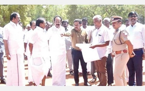விருதுநகரில் புதிய ஆட்சியர் அலுவலகம் கட்ட முதல்வர் அடிக்கல் நாட்டுகிறார். அதற்கான விழா நடைபெறும் இடத்தில் பாதுகாப்பு ஏற்பாடுகள் குறித்து ஆய்வு செய்த அமைச்சர்கள் சாத்தூர் ராமச்சந்திரன், தங்கம் தென்னரசு. அருகில் ஆட்சியர் ஜெ.மேகநாதரெட்டி, எஸ்.பி. மனோகர் உள்ளிட்டோர்.