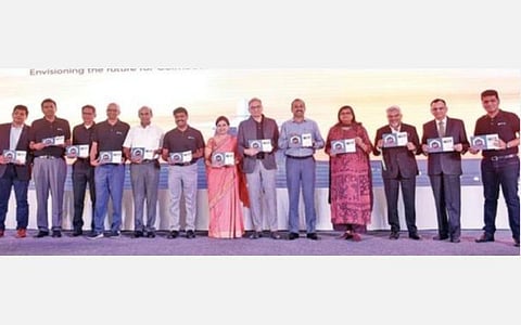 இந்திய தொழில்கள் கூட்டமைப்பு சார்பில் கோவையில் நடைபெற்ற ‘கோவை நெக்ஸ்ட்’ என்ற செயல்திட்டம் தொடக்க விழாவில் பங்கேற்றோர். படம்: ஜெ.மனோகரன்