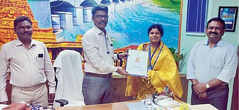 நல்லாசிரியர் விருதுபெற்ற ஆசிரியை சத்யாவை தஞ்சாவூர் மாவட்ட முதன்மை கல்வி அதிகாரி சிவகுமார் பாராட்டினார்.