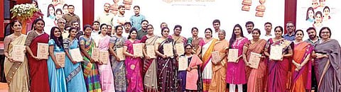 தனிஷ்க் நிறுவனம் சார்பில் கோவை இந்துஸ்தான் கலை, அறிவியல் கல்லூரியில் நேற்று நடைபெற்ற விழாவில் `புதுமைப் பெண்' விருது பெற்ற பெண்கள். படம்: ஜெ.மனோகரன்