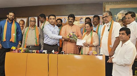 கோவாவில் 8 காங்கிரஸ் எம்எல்ஏகள் இன்று பாஜகவில் இணைந்தனர்