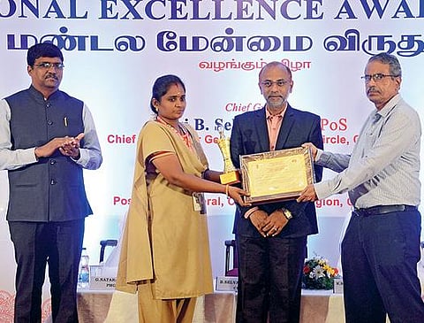 சென்னை நகர மண்டல அஞ்சல் துறை சார்பில் நடைபெற்ற மண்டல மேன்மை விருது வழங்கும் விழாவில், அண்ணாசாலை தலைமை அஞ்சலகத்தில் பணிபுரியும் டி.சந்தியா என்ற பெண் அஞ்சல் ஊழியருக்கு விருதை வழங்குகிறார் சென்னை நகர மண்டல அஞ்சல் சேவைகள் இயக்குநர் கே.சோமசுந்தரம். உடன் சென்னை நகர மண்டல அஞ்சல் துறை தலைவர் ஜி.நட்ராஜன், தமிழ்நாடு வட்ட தலைமை அஞ்சல்துறை தலைவர் பி.செல்வகுமார். படம்: பு.க.பிரவீன்