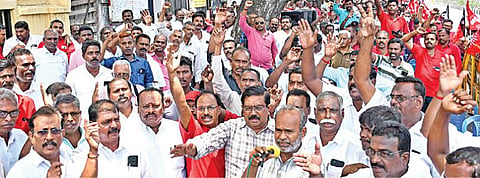 அரசு போக்குவரத்து கழகத்தில் பேருந்து ஓட்டுநர்களை ஒப்பந்த அடிப்படையில் நியமனம் செய்வதைக் கண்டித்து அரசு விரைவு போக்குவரத்து அனைத்து தொழிற்சங்க கூட்டமைப்பு சார்பில் சென்னை, பல்லவன் இல்லம் முன்பாக நேற்று ஆர்ப்பாட்டம் நடைபெற்றது படம்: ம.பிரபு