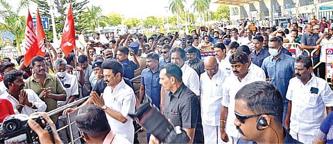 மதுரை விமானநிலையத்தில் முதல்வர் மு.க.ஸ்டாலினை வரவேற்ற திமுக நிர்வாகிகள்.படம்: நா.நாகரத்தினம்