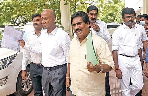 அதிமுக தலைமை அலுவலகத்தில் நடைபெற்ற மோதல் தொடர்பான விசாரணைக்காக சென்னை எழும்பூரில் உள்ள சிபிசிஐடி அலுவலகத்தில் நேற்று ஆஜரான அதிமுக அலுவலக மேலாளர் மகாலிங்கம். படம்: ம.பிரபு