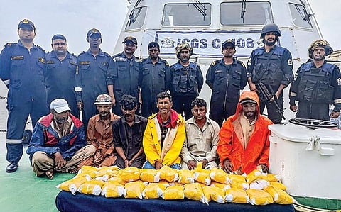 குஜராத் தீவிரவாத தடுப்பு படையினர், இந்திய கடலோர காவல் படையுடன் இணைந்து அரபிக் கடலில் தேடுதல் வேட்டை நடத்தினர். அப்போது படகில் 40 கிலோ ஹெராயின் கடத்தி வந்த பாகிஸ்தானியர்கள் 6 பேரை கைது செய்தனர். படம்: பிடிஐ.