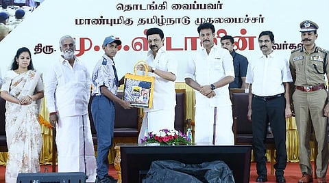 சென்னை பெருநகர காவல்துறை சார்பில் பள்ளி மாணவர்களை நல்வழிப்படுத்தும் ‘சிற்பி’ என்ற புதிய திட்டத்தை சென்னை கலைவாணர் அரங்கத்தில் முதல்வர் மு.க.ஸ்டாலின் நேற்று தொடங்கி வைத்து, இத்திட்டத்தில் இணைந்துள்ள மாணவ, மாணவிகளுக்கு சீருடைகளை வழங்கினார். இந்நிகழ்ச்சியில், அமைச்சர்கள் பி.கே.சேகர்பாபு, அன்பில் மகேஸ் பொய்யாமொழி, சென்னை மேயர் ஆர்.பிரியா, தலைமைச் செயலர் வெ.இறையன்பு, உள்துறைச் செயலர் பணீந்திர ரெட்டி, டிஜிபி சைலேந்திர பாபு, பள்ளிக்கல்வி செயலர் காகர்லா உஷா, சென்னை காவல் ஆணையர் சங்கர் ஜிவால் மற்றும் அரசு உயர் அலுவலர்கள் கலந்துகொண்டனர். படங்கள்: ம.பிரபு