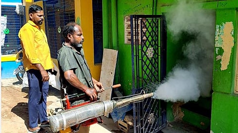 டெங்கு கொசுக்களை ஒழிக்க மருந்து அடிக்கும் மாநகராட்சி ஊழியர்கள்