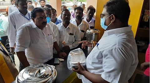 திருவண்ணாமலை ரயில் நிலையத்தில் உள்ள சிற்றுண்டி கடையில் ஆய்வு செய்த, ரயில்வே பயணியர் வசதிகள் குழுத் தலைவர் பி.க.கிருஷ்ணதாஸ். | படம்: இரா.தினேஷ்குமார்