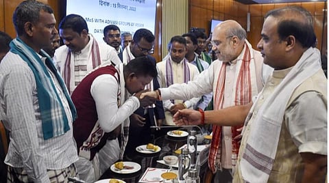 அசாம் மாநிலத்தைச் சேர்ந்த 8 தீவிரவாத குழுக்கள், அசாம் அரசு மற்றும் மத்திய அரசு இடையே டெல்லியில் நேற்று முத்தரப்பு அமைதி ஒப்பந்தம் கையெழுத்தானது. அப்போது மத்திய உள்துறை அமைச்சர் அமித் ஷா, அசாம் முதல்வர் ஹிமந்த பிஸ்வா சர்மா ஆகியோருடன் தீவிரவாத அமைப்பின் பிரதிநிதிகள் கைகுலுக்கினர். படம்: பிடிஐ