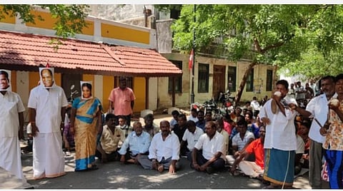 புதுச்சேரி | தலைவர்கள் படங்களை முகக்கவசமாக அணிந்து சங்கு ஊதி போராட்டம் நடத்திய பாப்ஸ்கோ ஊழியர்கள்