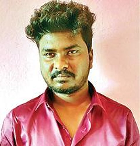 கைதான நவின்.