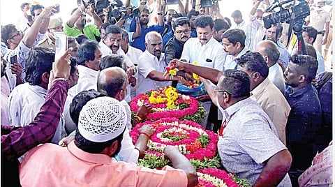 குவைத் நாட்டில் சுட்டுக்கொல்லப்பட்ட திருவாரூர் மாவட்டம் லட்சுமாங்குடியைச் சேர்ந்த முத்துக்குமரனின் சடலத்துக்கு நேற்று திருச்சி விமான நிலையத்தில மலரஞ்சலி செலுத்தும் அமைச்சர்கள் கே.என்.நேரு, செஞ்சி கே.எஸ்.மஸ்தான், அன்பில் மகேஸ் பொய்யாமொழி உள்ளிட்டோர். .