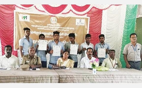 ராணிப்பேட்டை அரசினர் தொழிற்பயிற்சி நிலையத்தில் பட்டமளிப்பு விழா நேற்று நடைபெற்றது. இதில், தொழிற்பயிற்சி நிலைய முதல்வர் பாபு, ஹுண்டாய் மோட்டார் நிறுவனத்தின் ஐஎம்சி தலைவர் செந்தில்குமார் உட்பட பலரும் பங்கேற்றனர்.
