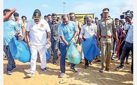 சர்வதேச கடற்கரை தூய்மை நாளையொட்டி, தூய்மைப் பணி திட்டத்தை மத்திய அமைச்சர் எல்.முருகன் சென்னை பெசன்ட் நகர் கடற்கரையில் தொடங்கி வைத்து தன்னார்வல அமைப்பினருடன் இணைந்து குப்பை களை அகற்றும் பணியில் ஈடுபட்டார். படம்: பு.க.பிரவீன்
