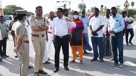 சேலம் மாவட்டம் பெத்தநாயக்கன்பாளையம் அருகே சென்னை தேசிய நெடுஞ்சாலையில் விபத்து ஏற்பட்ட பகுதியினை ஆட்சியர் கார்மேகம் மற்றும் மாவட்ட காவல் கண்காணிப்பாளர் ஸ்ரீ அபிநவ் ஆகியோர் நேற்று ஆய்வு மேற்கொண்டனர்.
