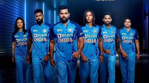 புதிய ஜெர்சியில் மிளிரும் இந்திய வீரர்கள் மற்றும் வீராங்கனைகள்.