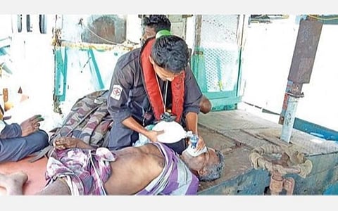 நடுக்கடலில் மீன் பிடிக்கும்போது மாரடைப்பால் பாதிக்கப்பட்ட அந்தோணி பிச்சைக்கு முதலுதவி சிகிச்சை அளித்த கடலோரக் காவல் படை வீரர்.
