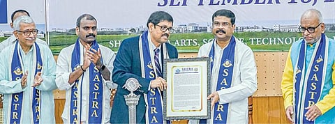 தஞ்சாவூர் சாஸ்த்ரா நிகர்நிலைப் பல்கலைக்கழகத்தில் நேற்று நடந்த பட்டமளிப்பு விழாவில் கிருஷ்ணசாமி அல்லாடிக்கு கவுரவ முனைவர் பட்டம் வழங்குகிறார் மத்திய கல்வி, திறன் மேம்பாட்டுத் துறை அமைச்சர் தர்மேந்திர பிரதான். உடன், மத்திய அமைச்சர் எல்.முருகன், பல்கலைக்கழக வேந்தர் ஆர்.சேதுராமன் உள்ளிட்டோர். படம்: ஆர்.வெங்கடேஷ்