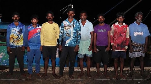 ஜெதாப்பட்டினம் மீனவர்கள் 8 பேரை கைது செய்தது இலங்கை கடற்படை