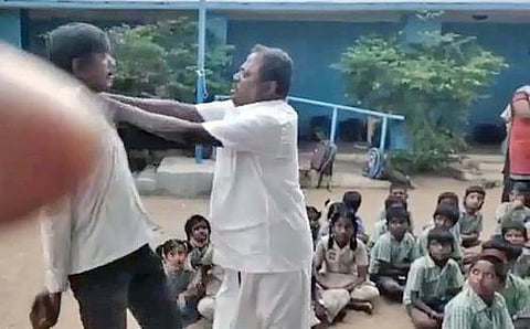 அரசுப் பள்ளி தலைமை ஆசிரியரை தாக்கிய திமுக கவுன்சிலரின் கணவர்: பரவும் வீடியோ காட்சி