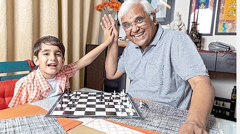 தாத்தா, பாட்டியுடன் விளையாடுங்கள் குழந்தைகளே!