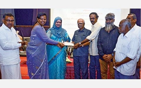 தமிழ் இலக்கிய மன்றத் தொடக்க விழா மற்றும் கவிஞர் தமிழ் ஒளி 98-வது பிறந்தநாள் கருத்தரங்கம் சென்னை தேனாம்பேட்டையில் உள்ள ஜஸ்டிஸ் பஷீர் அஹமத் சையீத் மகளிர் கல்லூரியில் நேற்று நடைபெற்றது. இந்த கருத்தரங் கத்தின் ஒரு பகுதியாக சென்னை பல்கலைக்கழகத்தில் நிறுவ இருக்கும் கவிஞர் தமிழ் ஒளி நினைவு அறக்கட்டளைக்கு பேராசிரியர் பர்வீன் சுல்தானா நன்கொடையாக ரூ.25 ஆயிரத்துக்கான காசோலையை, குழுவின் தலைவர் செந்தில்நாதன், செயலாளர் இரா.தெ.முத்துவிடம் வழங்கினார். உடன் கல்லூரி முதல்வர் அம்துல் அஜீஸ், பு.பா.பிரின்ஸ் கஜேந்திரபாபு, பேராசிரியர் மணிகோ.பன்னீர்செல்வம் அறக்கட்டளை நிர்வாகிகள் உள்ளனர்.படம்: பு.க.பிரவீன்