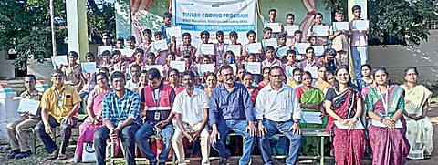 தாம்பரத்தை அடுத்த கூடுவாஞ்சேரி-நந்திவரம் அரசு ஆண்கள் மேல்நிலைப் பள்ளியில் நடைபெற்ற தொழில்நுட்ப பயிற்சி முகாமில் பங்கேற்ற ஆசிரியர்கள் மற்றும் மாணவர்கள்.