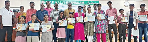 ஸ்ரீகன்னிகா பரமேஸ்வரி பள்ளியில் நடைபெற்ற ஓசோன் தின விழிப்புணர்வு போட்டியில் பரிசு பெற்ற மாணவ, மாணவிகள்.