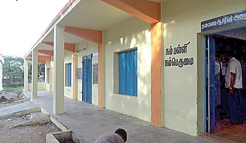 மானாமதுரை அருகே சொந்த பணத்தில் அரசு பள்ளி கட்டிடத்தை சீரமைத்த தலைமை ஆசிரியர்