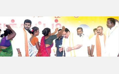 காரைக்குடியில் நடந்த பொதுக்கூட்டத்தில் பாஜக தேசியத் தலைவர் நட்டாவுக்கு பாசி மணிகளை பரிசாக வழங்கிய நரிக்குறவ சமூக பெண்கள். படம்: எல்.பாலச்சந்தர்