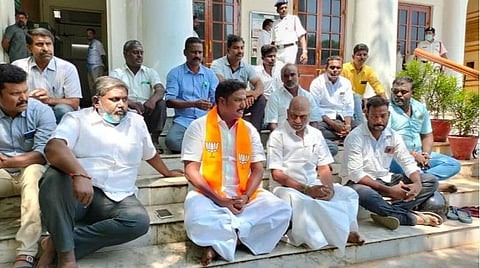 புதுச்சேரியில் உண்ணாவிரதப் போராட்டம் மேற்கொண்ட சுயேச்சை எம்எல்ஏ அங்காளன்.