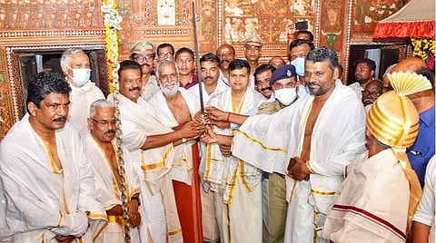 பத்மநாபபுரம் அரண்மனை உப்பரிகை மாளிகையில் மன்னரின் உடைவாள் மாற்றும் நிகழ்வில் தமிழக இந்து அறநிலையத்துறை அமைச்சர் சேகர்பாபு, கேரள அமைச்சர்கள் ராதாகிருஷ்ணன், சிவன்குட்டி மற்றும் அதிகாரிகள் கலந்துகொண்டனர்.