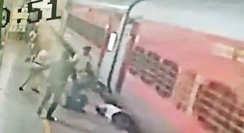ரயிலுக்கும், நடைபாதைக்கும் இடையே சிக்கிய இளைஞரை மீட்கும் ரயில்வே காவலர்கள்.