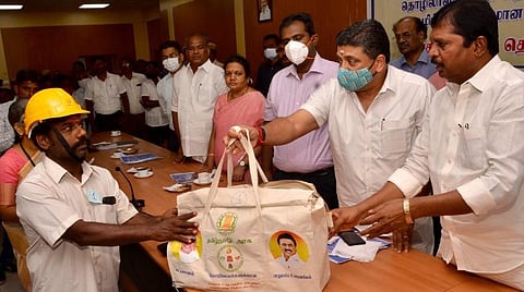 மதுரை மாவட்ட ஆட்சியர் அலுவலகத்தில் இன்று நடந்த தொழிலாளர் நலன் மற்றும் திறன் மேம்பாட்டுத் துறை மற்றும் தமிழ்நாடு கட்டுமானத் தொழிலாளர் நல வாரியம் சார்பில் அரசு நலத்திட்ட உதவிகள் வழங்கும் விழாவில் தமிழக நிதி மற்றும் மனிதவள மேலாண்மைத்துறை அமைச்சர் பழனிவேல் தியாகராஜன் நலத்திட்ட உதவிகளை வழங்கினார். | படம்: நா.தங்கரத்தினம்