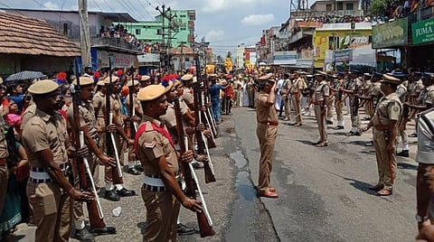 களியக்காவிளை | குமரி சுவாமி விக்ரகங்களுக்கு கேரள போலீஸார் துப்பாக்கி ஏந்தி உற்சாக வரவேற்பு