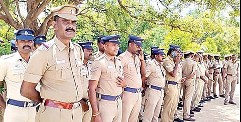 கோவை மாநகரில் பாதுகாப்புப் பணியில் ஈடுபட ஆயத்தமான காவல் துறையினர்.