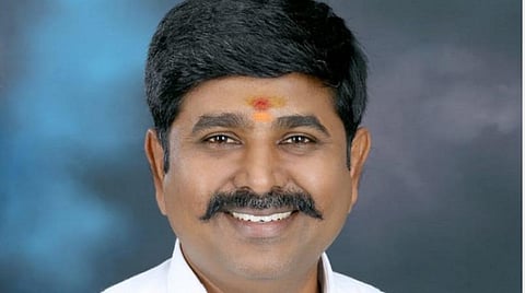 அதிமுகவின் திருப்பூர் ஒன்றிய பாசறை செயலாளர் சந்திரசேகர்.