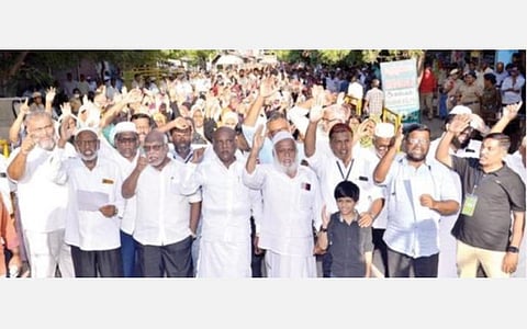மதுரையில் நடந்த ஆர்ப்பாட்டத்தில் பங்கேற்றோர். படம்: நா. தங்கரத்தினம்
