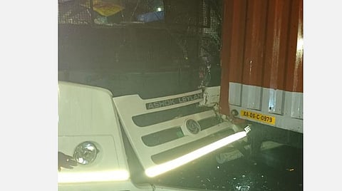 கோவையில் பாதுகாப்பு பணிக்கு வந்த போலீஸார் வாகனம் விபத்தில் சிக்கியதில் 20 பேர் காயம்