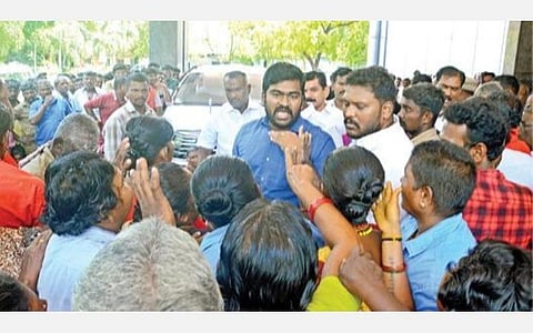 திருநெல்வேலி மாநகராட்சி அலுவலகத்தில் தூய்மைப் பணியாளர்கள் நேற்று போராட்டத்தில் ஈடுபட்டனர். அவர்களிடம் ஆணையர் சிவகிருஷ்ணமூர்த்தி பேச்சுவார்த்தை நடத்தினார். படம்: மு.லெட்சுமி அருண்