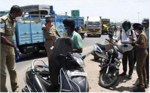 பெட்ரோல் குண்டு வீச்சு எதிரொலி; சென்னை விடுதிகளில் போலீஸார் ஆய்வு: முன்னெச்சரிக்கையாக 98 இடங்களில் வாகன சோதனை