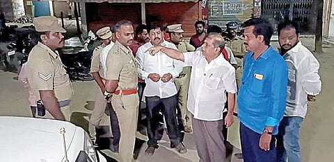 தூத்துக்குடியில் பாஜக நிர்வாகிக்கு சொந்தமான ஆம்னி பேருந்து மீது பெட்ரோல் குண்டு வீசப்பட்ட பகுதியை காவல் துறையினர் பார்வையிட்டு விசாரணை நடத்தினர்.