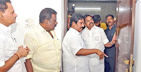 சென்னை ராயப்பேட்டையில் உள்ள அதிமுக தலைமை அலுவலகம் கடந்த ஜுலை 11-ம் தேதி நடந்த கலவரத்தால் சேதமடைந்த நிலையில் அங்கு நடைபெற்று வரும் சீரமைப்புப் பணிகளை அதிமுக இடைக்கால பொதுச்செயலாளர் பழனிசாமி நேற்று ஆய்வு செய்தார். படம்: ம.பிரபு